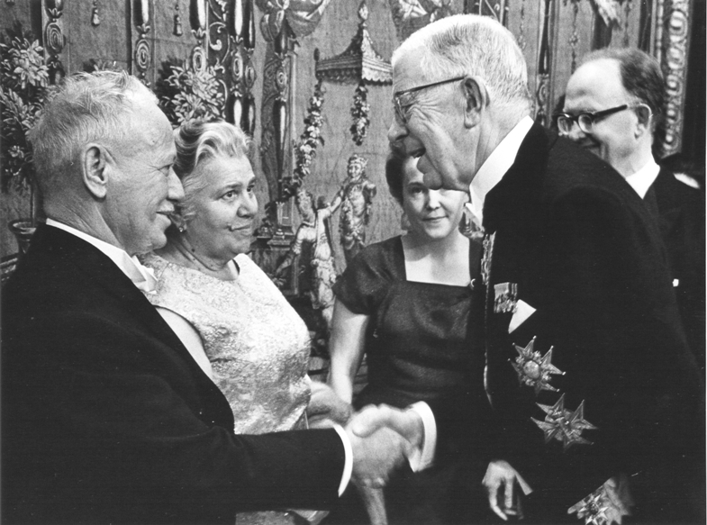 Король Швеции Густав Адольф IV поздравляет М.А. Шолохова с вручением ему Нобелевской премии. Стокгольм. 1965 г.
